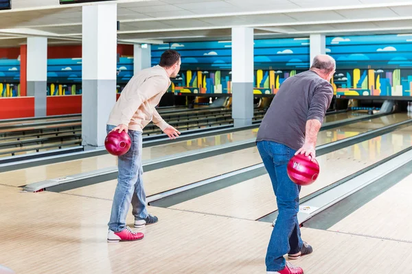 Padre e hijo jugando bolos juego — Foto de Stock