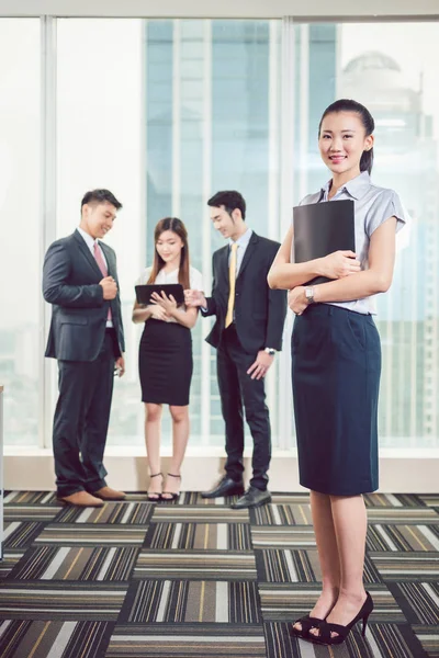 Les hommes d'affaires dans le bureau moderne — Photo