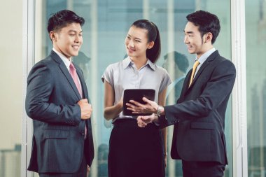 Dijital tablet üzerinde tartışırken iş adamları