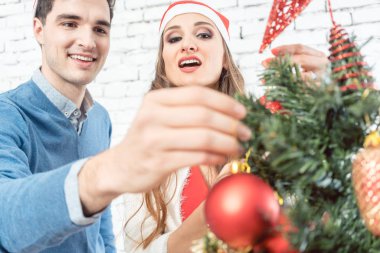 Noel süs ağacı koyarak adam