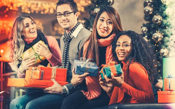 Diversiteit vrienden met Kerstcadeaus en tassen winkelen in winkelcentrum — Stockfoto