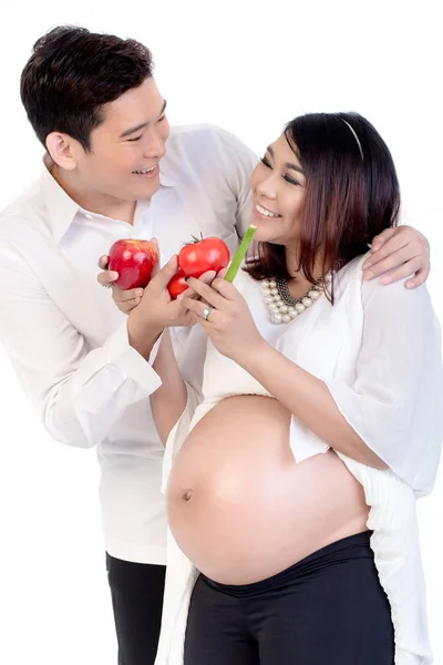Σύζυγος δίνει φρούτα και λαχανικά για την έγκυο γυναίκα του — Φωτογραφία Αρχείου