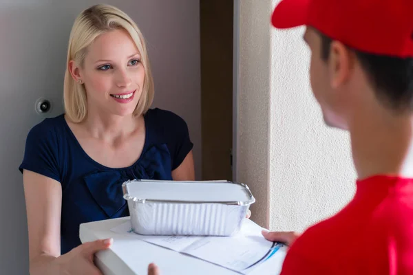 Entrega hombre dando orden de comida rápida al cliente — Foto de Stock