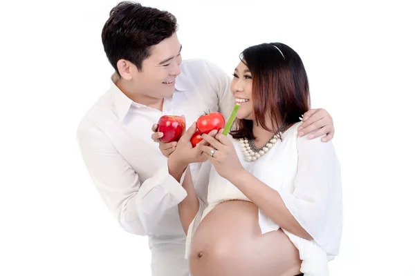 Man δίνοντας υγιεινή διατροφή για έγκυος γυναίκα του — Φωτογραφία Αρχείου