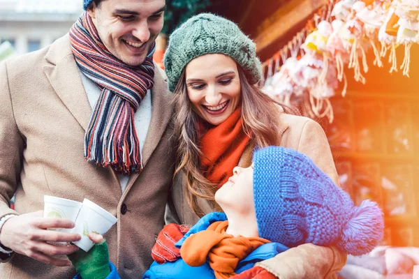 Famiglia in piedi sul mercatino di Natale di fronte al box regalo — Foto Stock