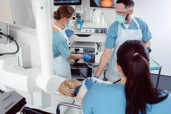 Equipe de médicos no hospital na endoscopia examinando imagens — Fotografia de Stock