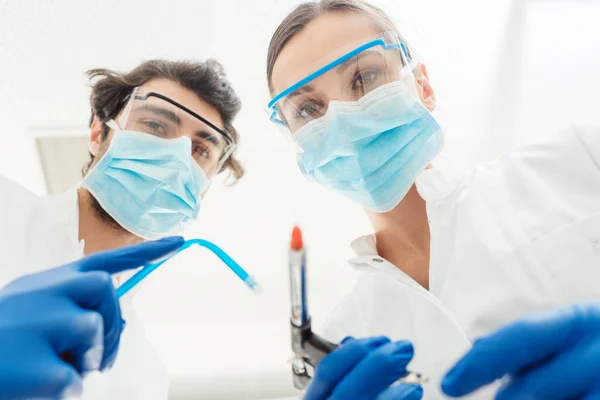 Dentistas com suas ferramentas — Fotografia de Stock