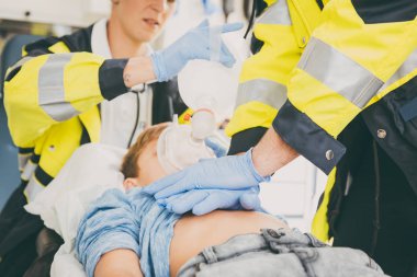 Acil Doktor kalp masajı için Reanimasyon ambulansta vererek.