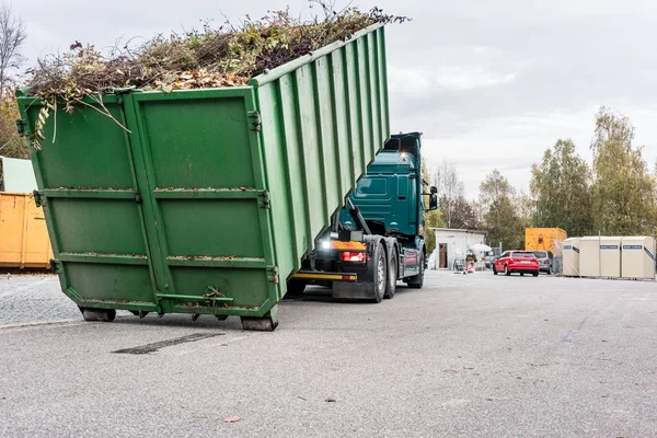 Recipiente de carregamento de caminhões com resíduos verdes no centro de reciclagem — Fotografia de Stock