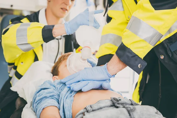 Medico di emergenza che dà massaggio cardiaco per la rianimazione in ambulanza — Foto Stock