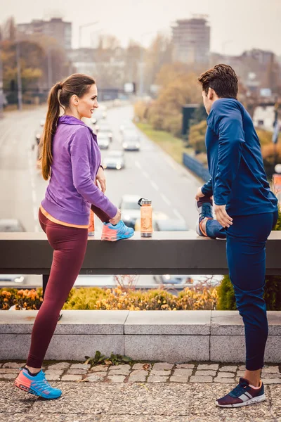 Спортивная пара, занимающаяся спортом для улучшения физической формы в городе — стоковое фото