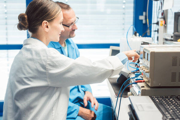 Команда инженеров-электронщиков тестирует прототип продукта
