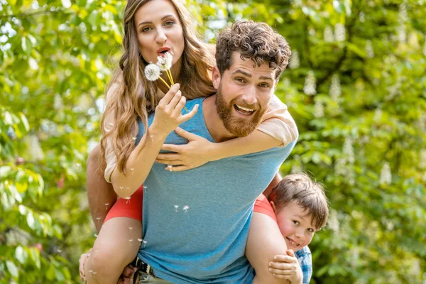 Familia jugando juntos al aire libre divirtiéndose — Foto de Stock