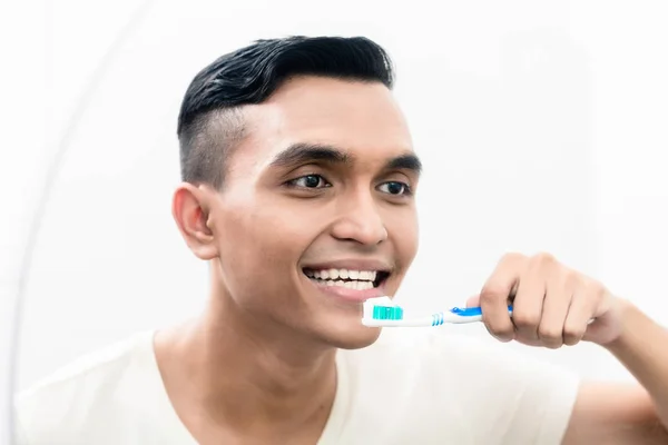 Uomo felice in possesso di spazzolino da denti — Foto Stock