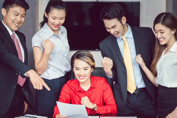 Succesvolle ondernemers in de vergadering — Stockfoto