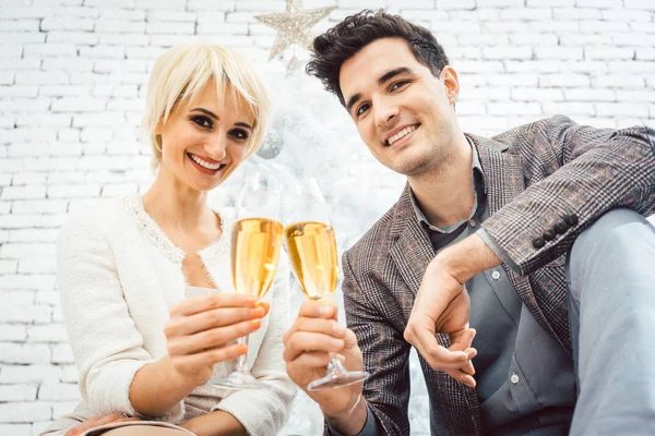 Casal clinking com vinho espumante para o Natal — Fotografia de Stock