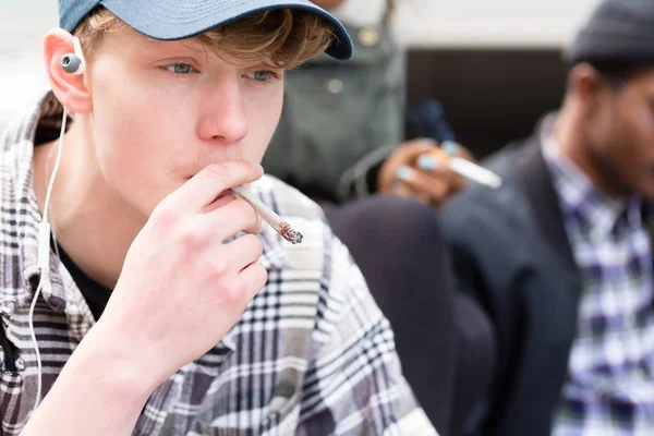 Porträtt av ung pojke rökning — Stockfoto