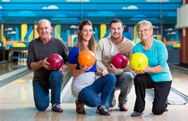 Семья с разноцветным шаром для боулинга — стоковое фото