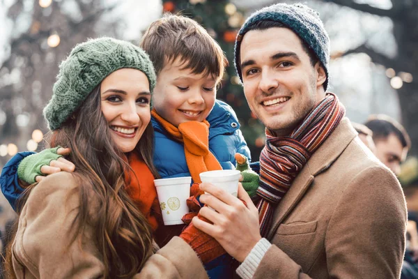Family with food and drink at Christmas market — Stock Photo, Image