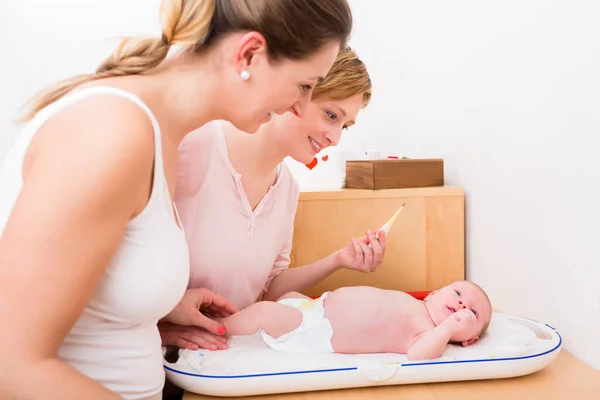 Mulheres fazendo check-up de bebê — Fotografia de Stock