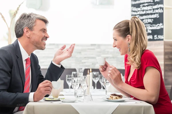 Casal segurando copo de café — Fotografia de Stock