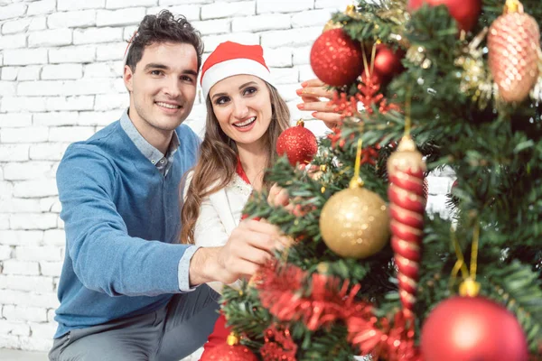Couple à la maison décoration arbre pour Noël — Photo