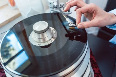 Pikap vinil kayda iğne koyarak kadın