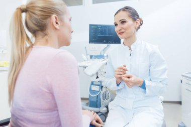 Jinekoloji muayene doktor ile kadın