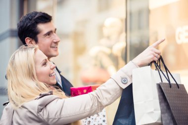 Vitrindeki çift Noel alışverişi yapıyor.