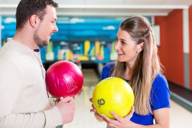 Çift holding bowling topu