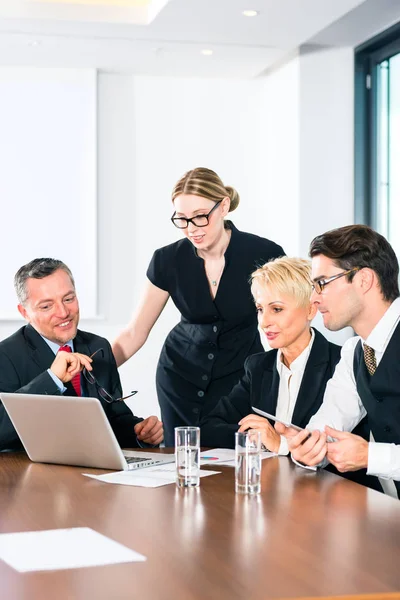 Gli uomini d'affari che guardano laptop — Foto Stock