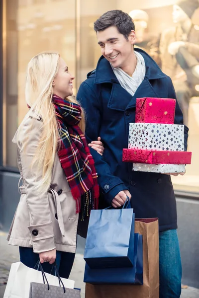 Vrouw en man met Kerst presenteert in stad — Stockfoto
