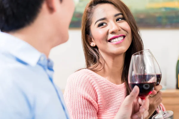 Casal brindar os copos de vinho tinto — Fotografia de Stock