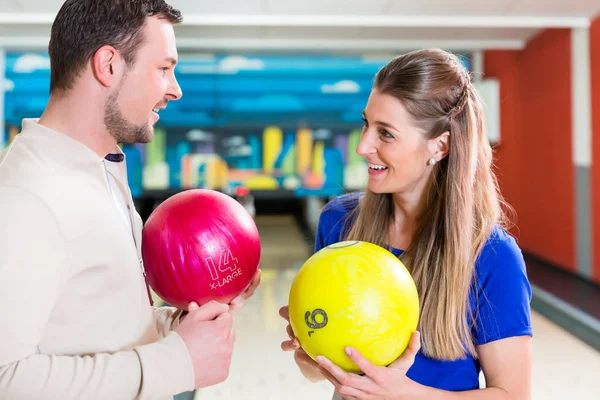 Couple holding bowling ball — Stock Photo, Image