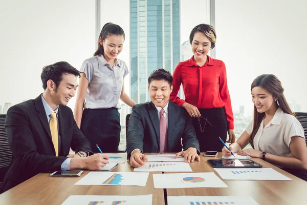 Empresários felizes em reunião — Fotografia de Stock