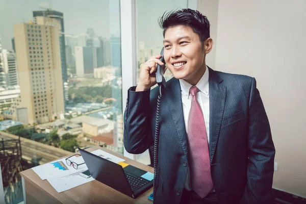電話で話している笑顔の実業家 — ストック写真