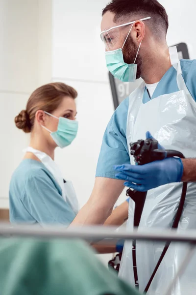 Tým lékařů provádějící endoskopii v nemocnici — Stock fotografie