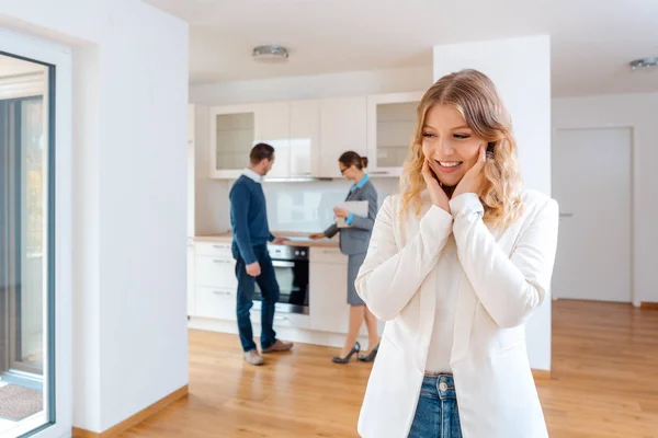 Vrouw enthousiast over het appartement zij en haar man gaat huren — Stockfoto