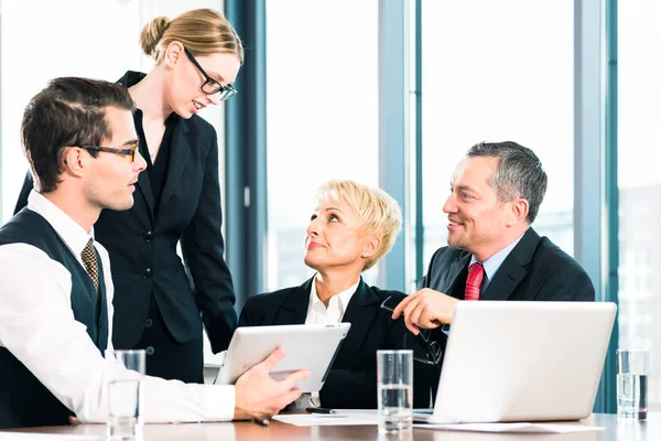 Pessoas de negócios discutindo em reunião — Fotografia de Stock