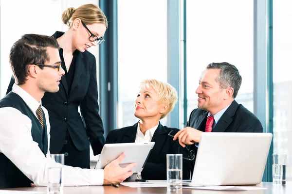 Geschäftsleute diskutieren bei Treffen — Stockfoto