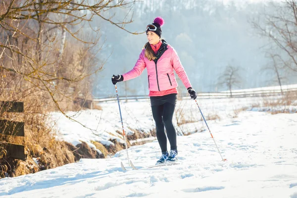 Mulher fazendo esqui cross country como esporte de inverno — Fotografia de Stock