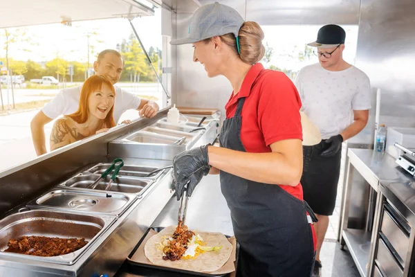 Människor som står i linje framför foodtruck — Stockfoto