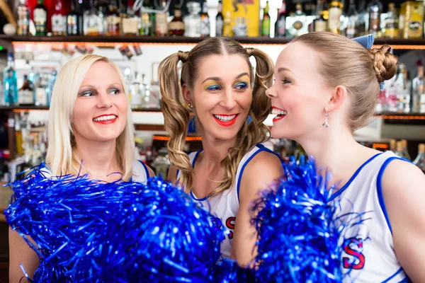 Gruppe von Cheerleaderinnen beobachtet ein Spiel ihrer Lieblingsmannschaft — Stockfoto