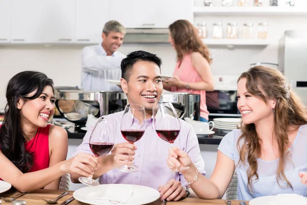 Gruppe von Freunden genießt die Party — Stockfoto