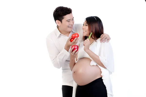 Ο άνθρωπος και την εγκυο γυναικα κρατώντας φρέσκων φρούτων και λαχανικών — Φωτογραφία Αρχείου