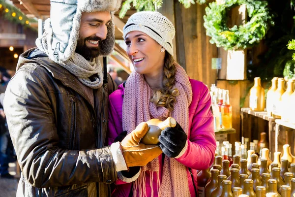 Hombre y mujer comprando jarrones como regalo en el mercado de Navidad — Foto de Stock