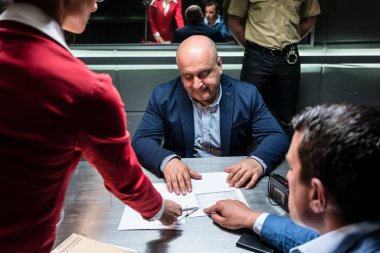 Davalı veya tanık avukat tarafından resmi bir açıklama imzalamak için danışmanlık
