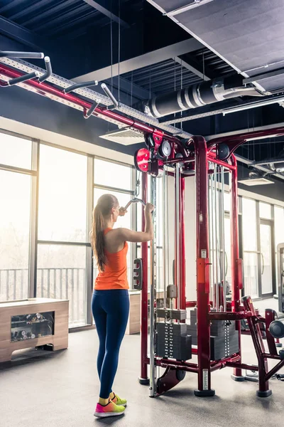 Woman holding gym equipment — Stock Photo, Image