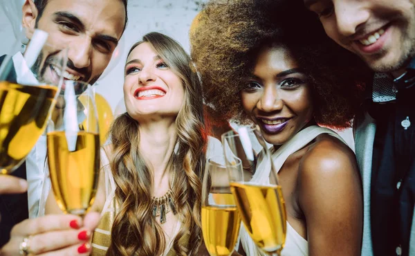 Homens e mulheres comemorando a festa enquanto cercando óculos — Fotografia de Stock