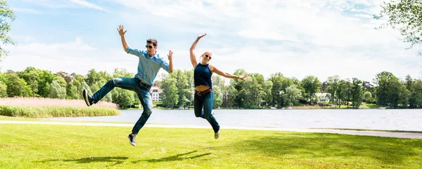 Ungt par hoppar i luften — Stockfoto